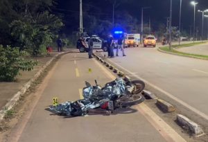 Motociclista morre ao bater em meio-fio e cair na curva da Poguba, em Rondonópolis; vídeo