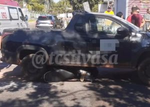 Moto para embaixo de carro e 2 mulheres ficam feridas após motorista avançar o sinal em Rondonópolis; vídeo