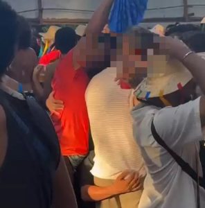 Popular flagra indivíduo ‘engolindo’ outro em roda de homens diante de famílias durante cortejo