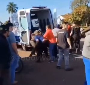 Adolescente invade escola com facão, mata criança e deixa outras feridas; vídeo