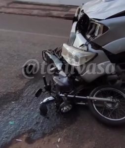 Motociclista e passageira se ferem após colisão entre SUV e moto em cruzamento de Rondonópolis; vídeo