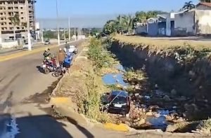 Motorista fica ferido ao cair com carro em canal da avenida dos Estudantes em Rondonópolis; vídeo