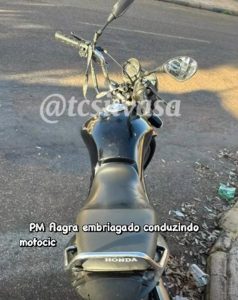 ‘Até o talo’ de cachaça, motoqueiro xinga e tenta agredir PMs e acaba levando a pior em Rondonópolis; vídeo