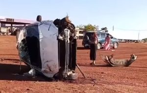 Carro tomba e se ‘despedaça’ após motorista perder o controle na BR-364; vídeo mostra estrago