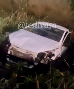 Motorista fica ferido após capotar e ‘destroçar’ saveiro no Anel Viário, em Rondonópolis; vídeo
