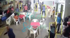 Vídeo mostra homem sendo assassinado a facadas durante ‘risca faca’ em bar em MT