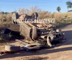 BMW com 3 homens capota e fica destruída em Rondonópolis; vídeo