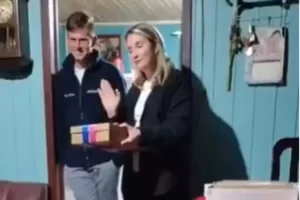 Esposa faz chá revelação fake na frente da família para revelar traição do marido; assista