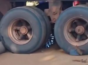 Motorista morre esmagado pela própria carreta enquanto fazia manutenção em MT; vídeo