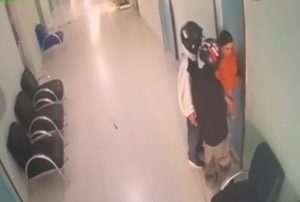 Ex-prefeito é baleado na cabeça por pistoleiros dentro de clínica em MT; vídeo