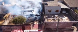 Mulher surta e ateia fogo na própria casa em MT; vídeo mostra destruição