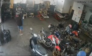 Vídeo forte mostra adolescente sendo executado por pistoleiro dentro de oficina em MT
