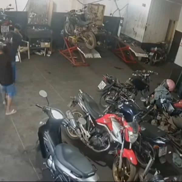 Vídeo forte mostra adolescente sendo executado por pistoleiro dentro de oficina em MT