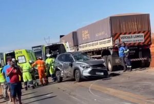 Motorista morre em gravíssima colisão entre Tracker e carretas na BR-163 em MT; vídeo