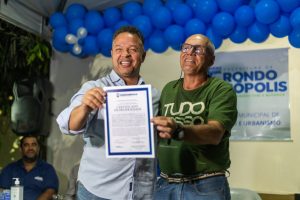 Prefeito Cláudio participa da entrega de títulos de propriedade para 48 famílias