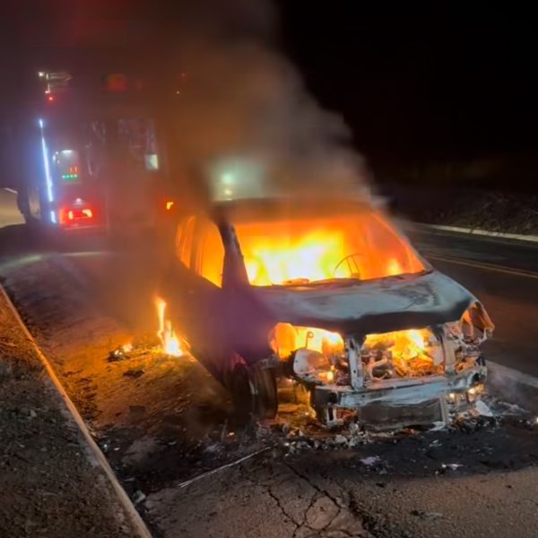 Motorista pula de carro em chamas na BR-364 em Rondonópolis; vídeo