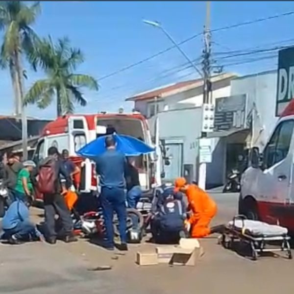 Três pessoas ficam feridas após mulher de moto furar sinal vermelho em Rondonópolis; vídeo