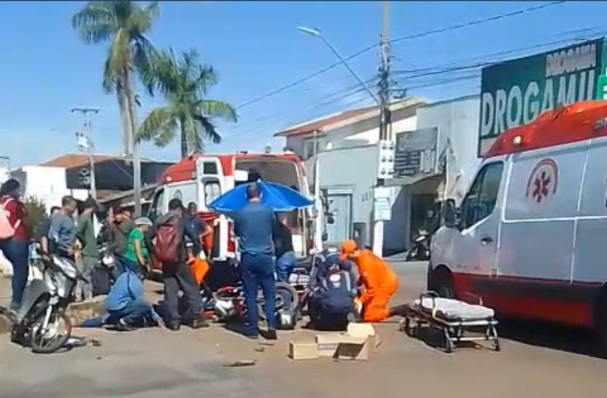 Três pessoas ficam feridas após mulher de moto furar sinal vermelho em Rondonópolis; vídeo