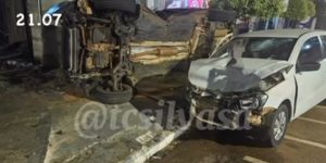 Motorista fura preferencial, provoca colisão violenta e capotamento em Rondonópolis; vídeo