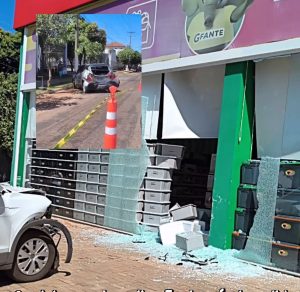 Motorista perde controle, atinge moto, dois carros e invade loja em Rondonópolis; vídeo mostra o estrago