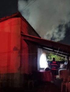 ‘Lunático’ incendeia casa após crise de ciúmes e esposa perde tudo em Rondonópolis; vídeo mostra o estrago