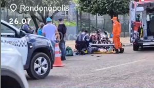 Motociclista sofre fratura após carro entrar na contramão no Centro de Rondonópolis; vídeo