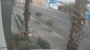 Vídeo flagra homem colocando fogo na frente do Cartório do 4º Ofício em Rondonópolis