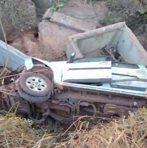 S10 despenca em córrego de difícil acesso e deixa dois feridos em Rondonópolis; vídeo