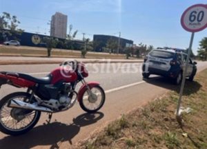 Rondonópolis: Influencer do ‘grau’ empina moto na frente da PM para ganhar seguidores e é preso