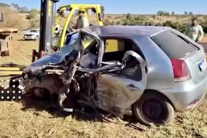 Acidente entre 3 veículos deixa motorista preso às ferragens na Serra da Petrovina