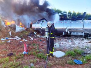 Caminhoneiros morrem após carretas colidirem e pegarem fogo em MT