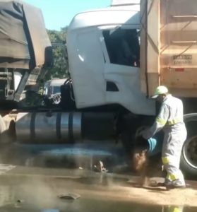Vídeo mostra estrago causado por forte colisão entre duas carretas na BR-163 em Rondonópolis