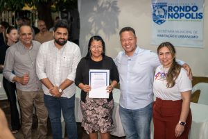Secretaria de Habitação e Prefeitura entregam títulos definitivos a moradores da Vila Poroxo