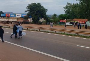 Mulher morre atropelada por caminhão na BR-364; vídeo