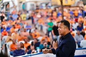 Prefeito enfrenta hostilidade de minoria ao buscar solução para salvar trabalhadores da Coder