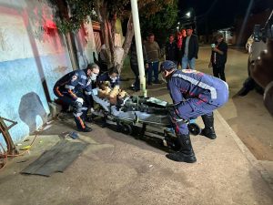 Mulher esfaqueia homem covardemente enquanto ele dormia na calçada após bebedeira em MT