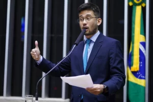 Deputado Kim Kataguiri propõe fim da “taxa das blusinhas”
