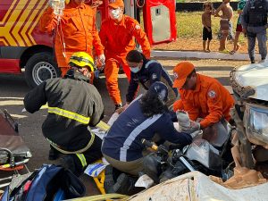 Motociclista é arrastado por Hilux e fica com a perna dilacerada em MT; imagens