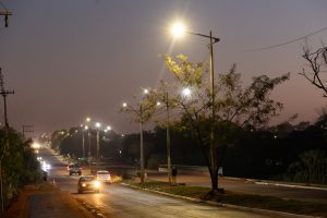 Ponte da avenida Bandeirantes agora tem passagem iluminada