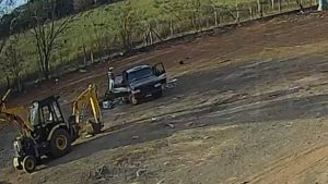 Câmera flagra motorista jogando lixo em local proibido e Prefeitura aplica multa pesada em Rondonópolis
