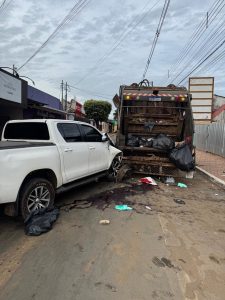 Condutor bêbado mata gari prensado entre Hilux e caminhão de lixo em MT