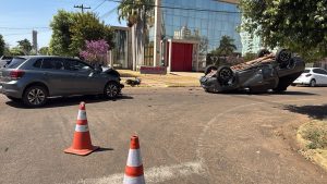 Carro com ordem de busca e apreensão invade preferencial e colide em veículo de secretário municipal; veja
