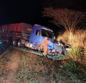 Casal morre após colisão brutal entre carreta e Agile na BR-364; veja imagens