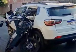 Motociclista voa e moto fica cravada em Jeep após colisão em MT; vídeo mostra tudo