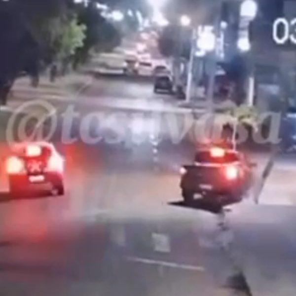 Vídeo mostra ‘bebum’ colidindo e derrubando poste na Júlio Campos em Rondonópolis