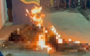 População invade delegacia e queima homem vivo após feminicídio e tentativa de assassinato; vídeo