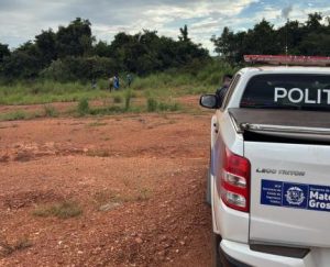 Mulher é torturada, assassinada com tiro na cabeça e desovada perto de lagoa em MT
