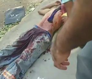 Homem corre ensanguentado e cai na rua após ser esfaqueado em Rondonópolis; vídeo