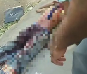 Homem corre ensanguentado e cai na rua após ser esfaqueado em Rondonópolis; vídeo