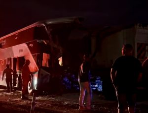 Tragédia na BR-163: colisão entre carreta e ônibus deixa 11 mortos e dezenas de feridos em MT; vídeos